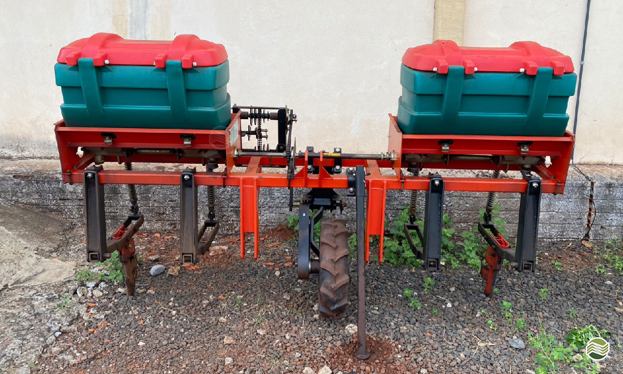 IMPLEMENTOS AGRICOLAS ADUBADOR ADUBADOR DE SOQUEIRA Camtrac Máquinas Agrícolas MARIALVA PARANÁ PR